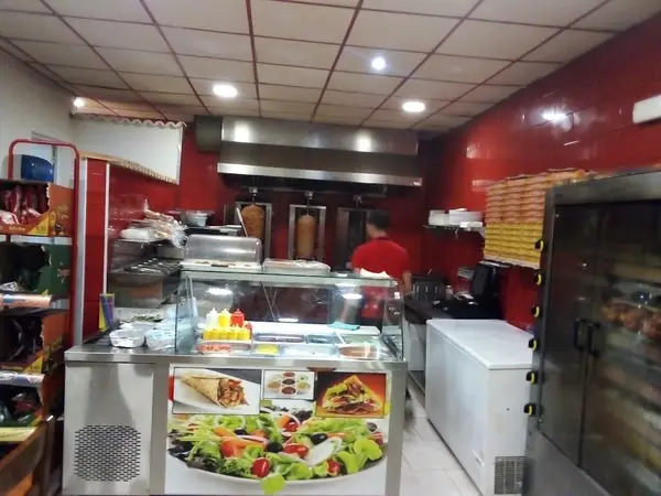 Hicham Belkhiri Kebab Estación