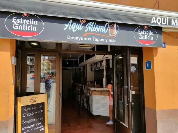 Aquí mismo