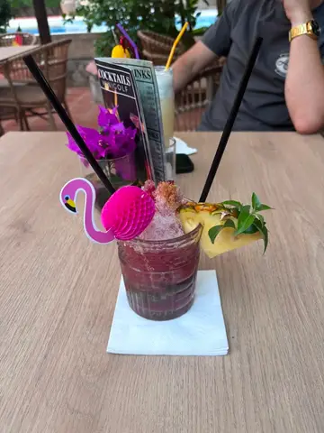 Mini Golf Cocktail Poolbar