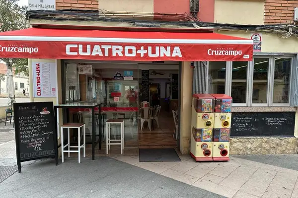 CUATRO+UNA Cuatro + Una